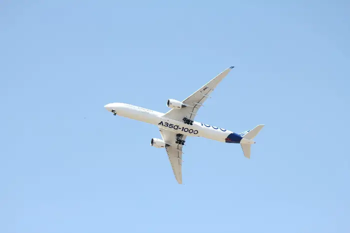 La Région Occitanie investit 200 M€ dans un plan Industrie de la Défense 2 - Les indiscretions L'Airbus A350-1000 pendant une démonstration de vol, depuis le tarmac du Bourget. ©Jules Mestre