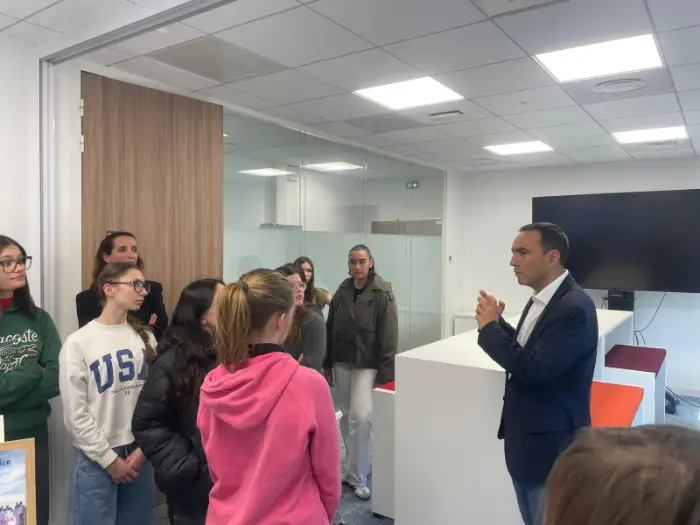 ARTICLE PARTENAIRE 2 - Les indiscretions Pendant plus de 2h, le 2 avril, immersion des 12 jeunes dans les locaux de Veolia (zone PIOM, Mauguio – 34). Crédit : Hubert Vialatte / Les Indiscrétions