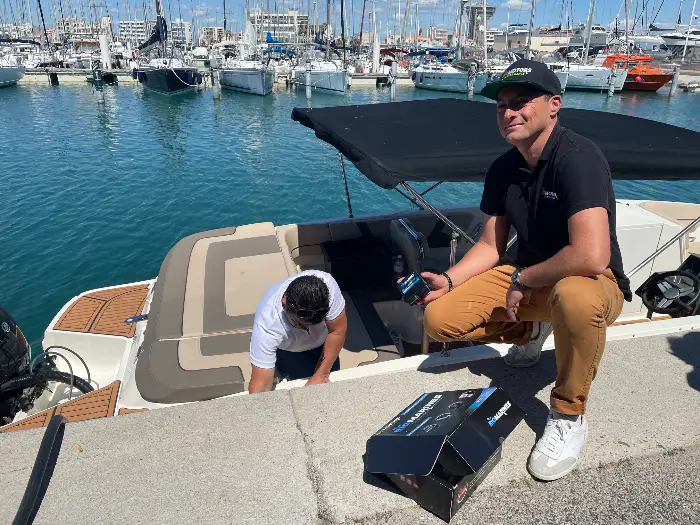 Un plaisancier faisant son plein.